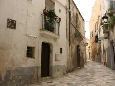 E� arrivato ora il momento di immergerci tra le strette e curve viuzze del borgo antico. Seguendo gli utili cartelli indicativi e descrittivi sparsi ovunque andiamo alla ricerca dei monumenti pi� caratteristici...